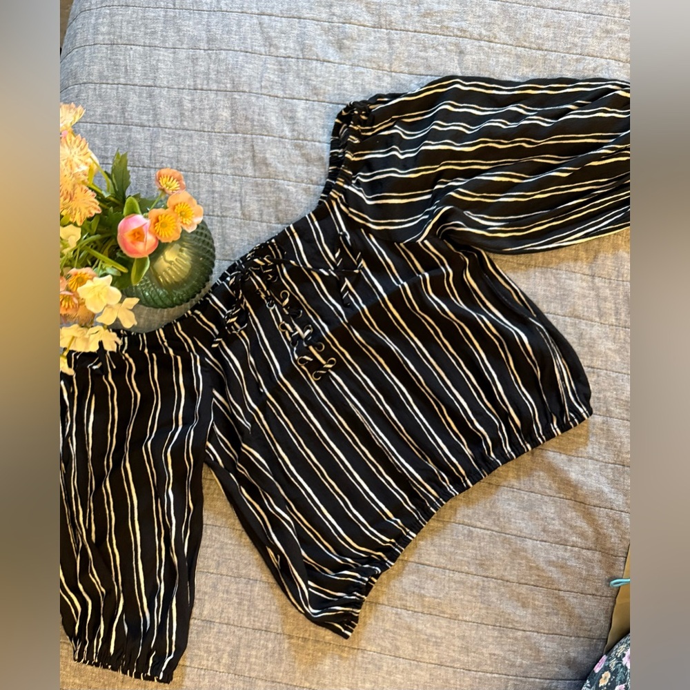 ♥️Final Price. Forever 21 Black and White Striped Off-Shoulder Top
